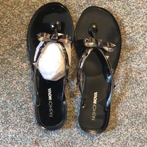 Fashion nova flip flops